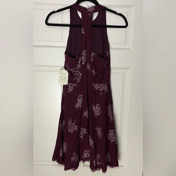 🌺 NWT Altar'd State Sz XS Wine Colored Backless Dress w/ a White Floral Design - Picture 3 of 6